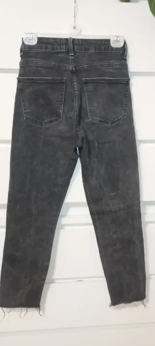 Pantalón vaquero negro desgastado