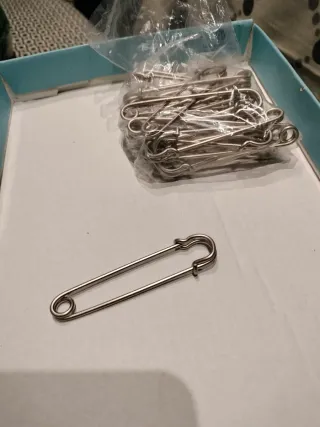 Imperdible para falda escocesa