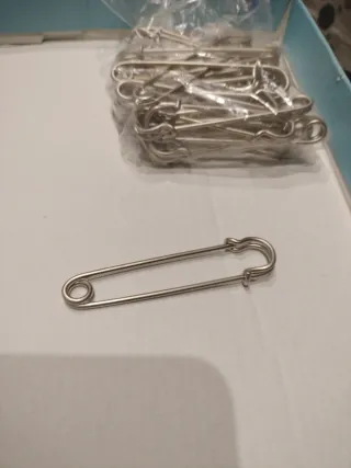 Imperdible para falda escocesa