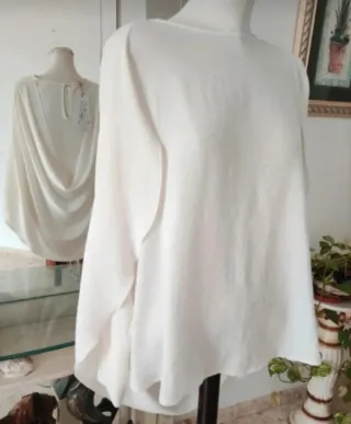 Camisa blanca con capa