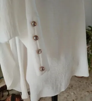 Camisa blanca con capa