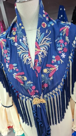 Mantoncillo bordado azul y multicolor