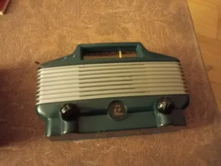 2 radios vintage (roja y verde)