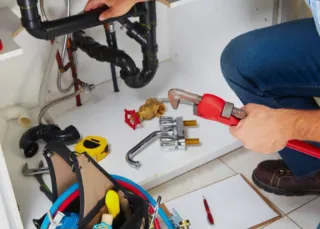 Técnico caldera y aire y electricidad y fontanería