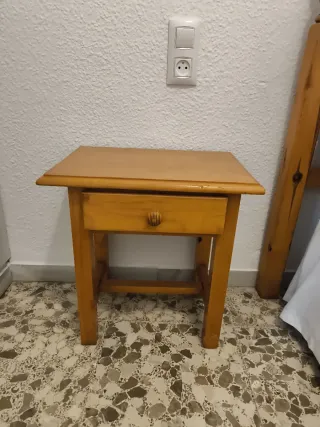 Mesita de noche de madera