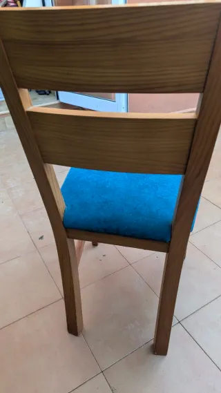 Silla de madera de pino barnizada