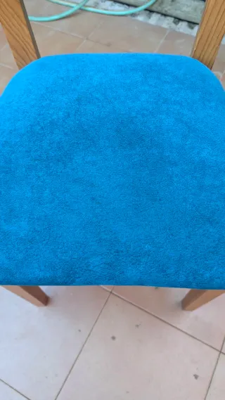 Silla de madera de pino barnizada