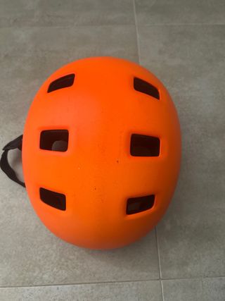 Casco naranja para patinete
