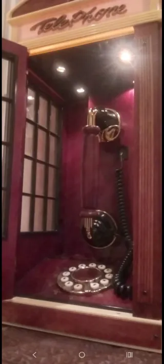 Cabina telefónica antigua decorativa