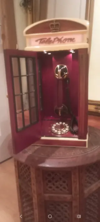 Cabina telefónica antigua decorativa