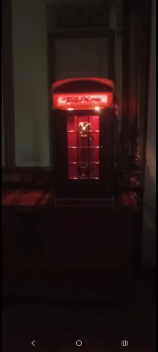 Cabina telefónica antigua decorativa