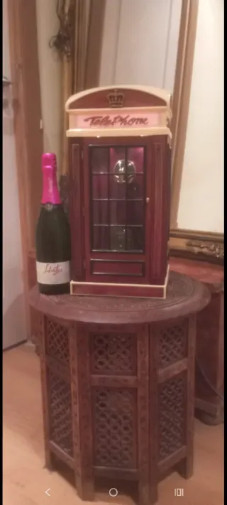 Cabina telefónica antigua decorativa