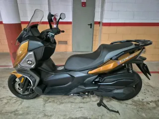 Moto Scooter Negra y Dorada