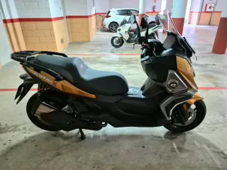 Moto Scooter Negra y Dorada