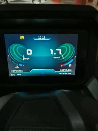 Moto Scooter Negra y Dorada