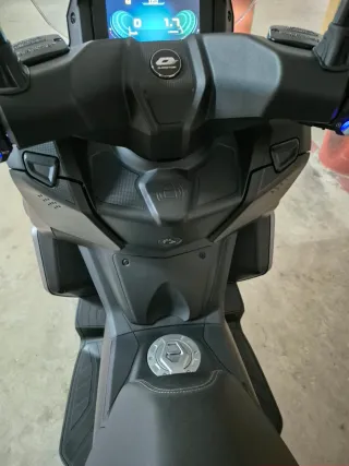 Moto Scooter Negra y Dorada