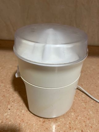 Exprimidor eléctrico blanco