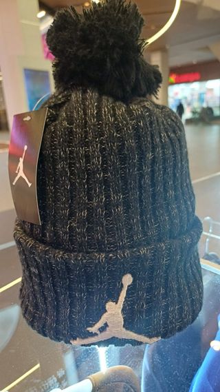 Gorro Jordan Negro y Gris con pompón