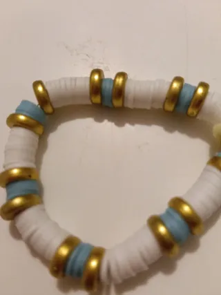 Pulsera de cuentas blancas y azules