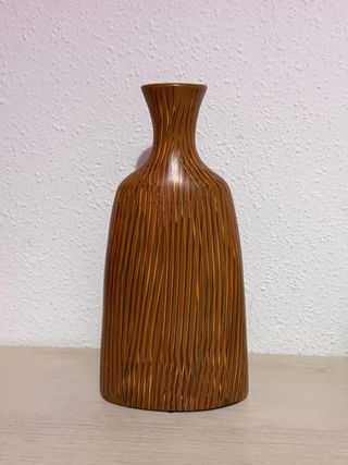 Jarrón marrón pintado