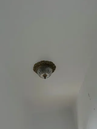 Lámpara de techo dorada y cristal