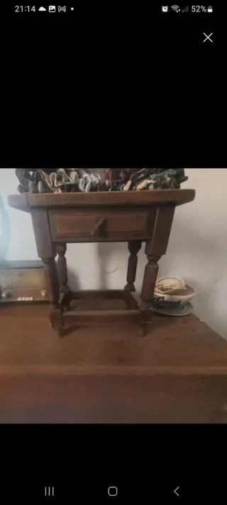 Mesa auxiliar de madera con cajón