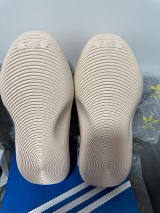 Chanclas Adidas Beige