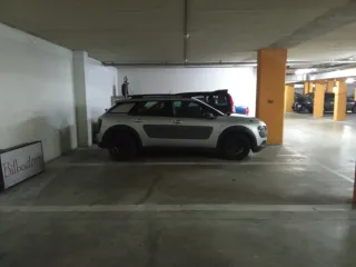 Se alquila parcela de garaje.