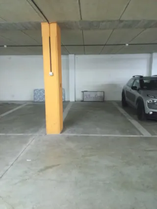 Se alquila parcela de garaje.