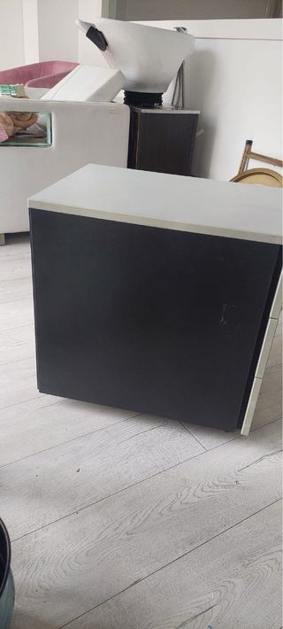 Cajonera de oficina gris y negra