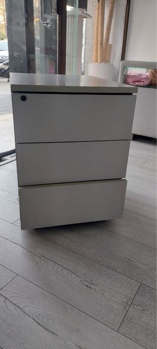 Cajonera de oficina gris y negra