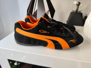Zapatillas tipo Puma Negras y Naranjas Nuevas
