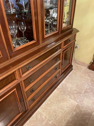 Vitrina clásica madera maciza y cristal