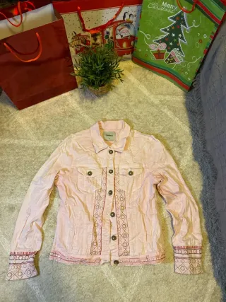 Cazadora vaquera Desigual rosa bordada