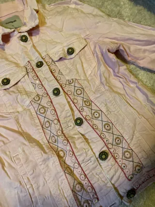 Cazadora vaquera Desigual rosa bordada