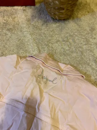 Cazadora vaquera Desigual rosa bordada