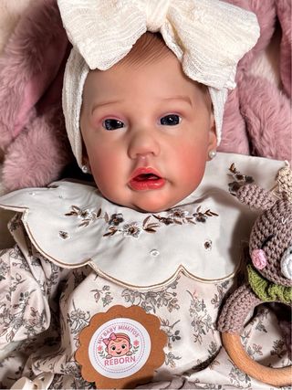Bebé Reborn realista con traje floral