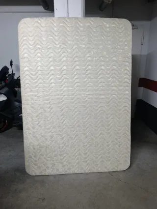 Base tapizada beige y gris