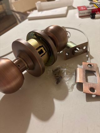 Pomo de puerta con llave y cerradura