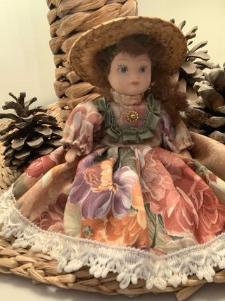 Muñeca de porcelana antigua con sombrero