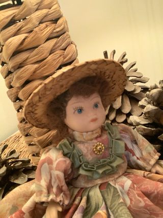 Muñeca de porcelana antigua con sombrero
