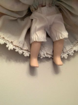 Muñeca de porcelana antigua con sombrero