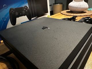 PS4 Pro + Call of Duty WWII.  Muy poco usada