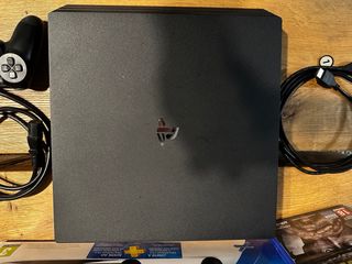 PS4 Pro + Call of Duty WWII.  Muy poco usada