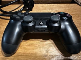 PS4 Pro + Call of Duty WWII.  Muy poco usada