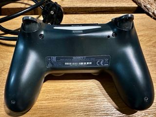 PS4 Pro + Call of Duty WWII.  Muy poco usada