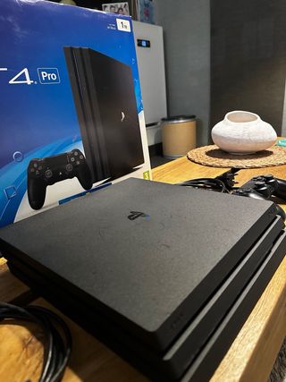 PS4 Pro + Call of Duty WWII.  Muy poco usada