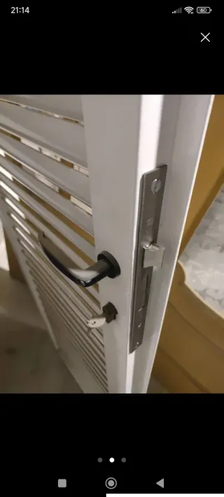 Puerta doble blanca con lamas