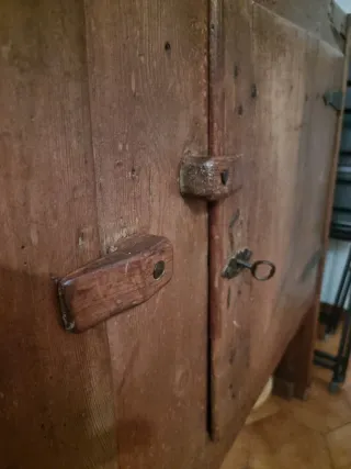 Mueble rústico de madera