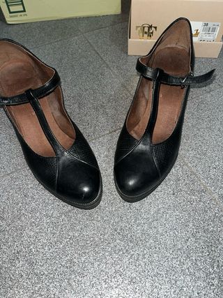 Zapatos de tacón negros con tira